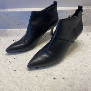 Donald Pliner Fayla
2.5” heeled leather ankle bootie with heel detail